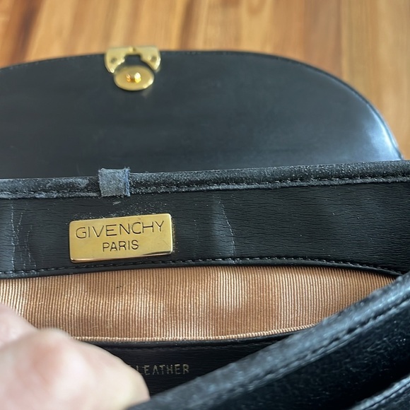 GIVENCHY VINTAGE black leather purse with gold hardware - Picture 4 of 11